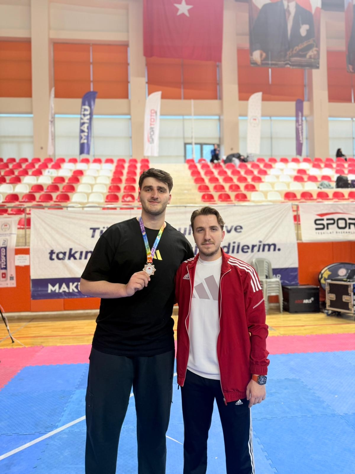 Akyazılı sporcu gururlandırdı