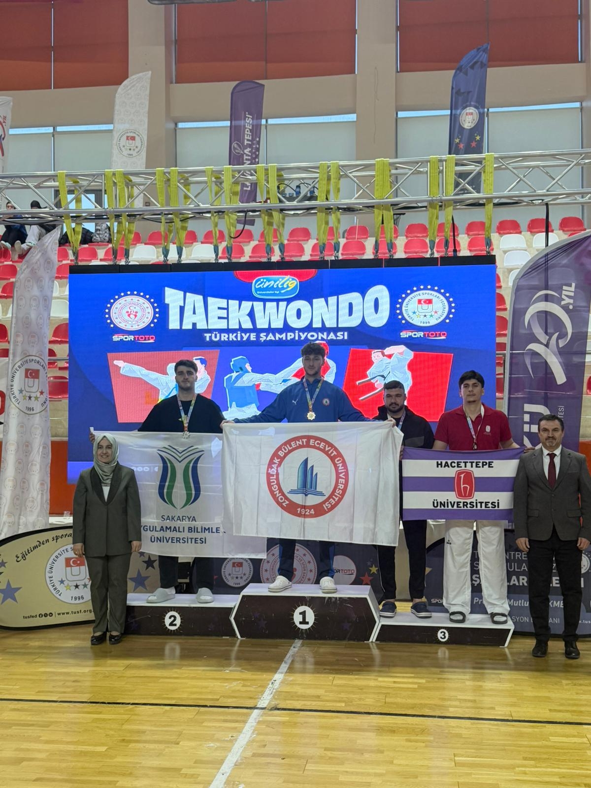 Akyazılı sporcu gururlandırdı