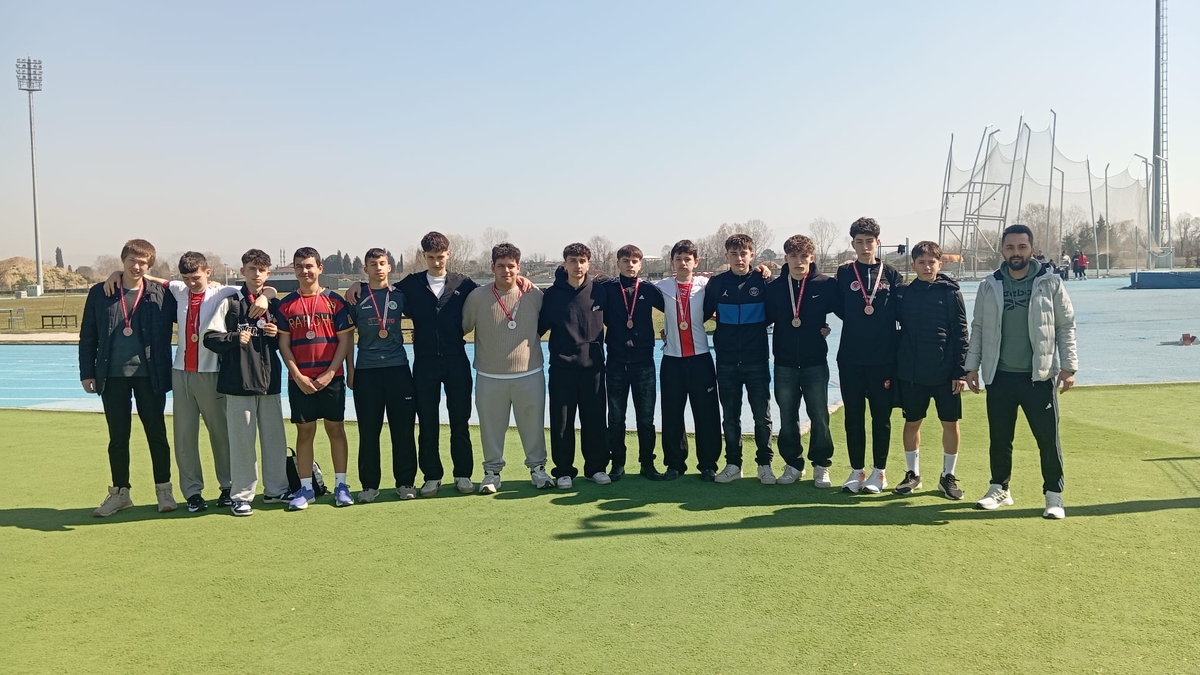 Akyazılı sporculardan atletizmde büyük başarı