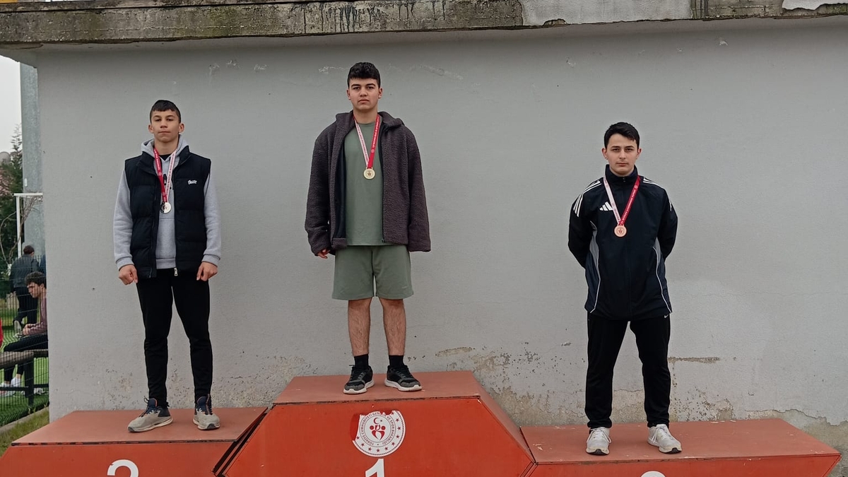 Akyazılı sporculardan atletizmde büyük başarı