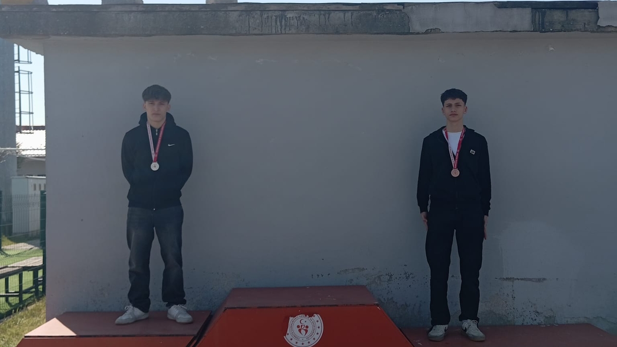 Akyazılı sporculardan atletizmde büyük başarı