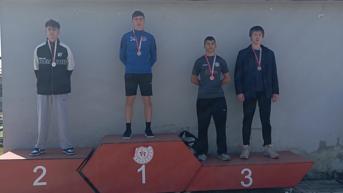 Akyazılı sporculardan atletizmde büyük başarı