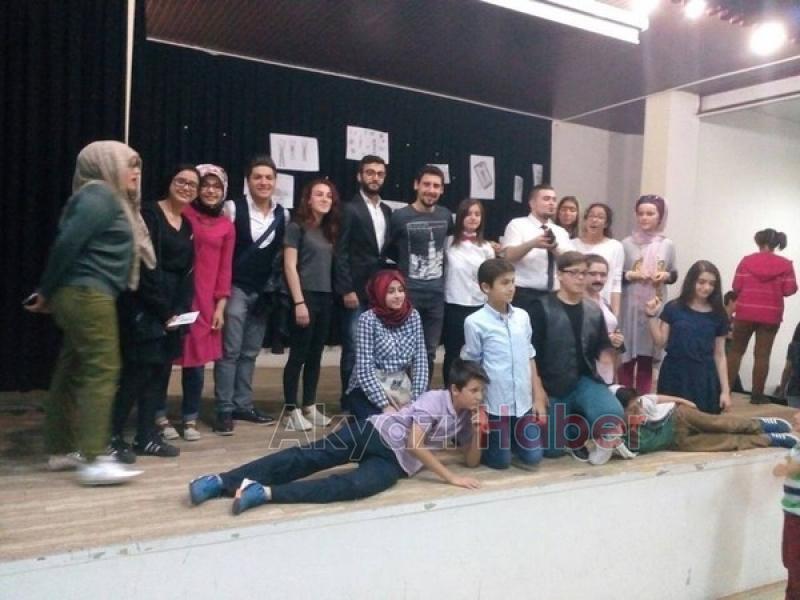 Akyazılı Tiyatroculardan 19 Mayıs Tiyatro Gösterimi