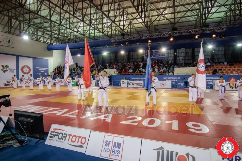 Akyazılı Zeynep ten Milli gurur