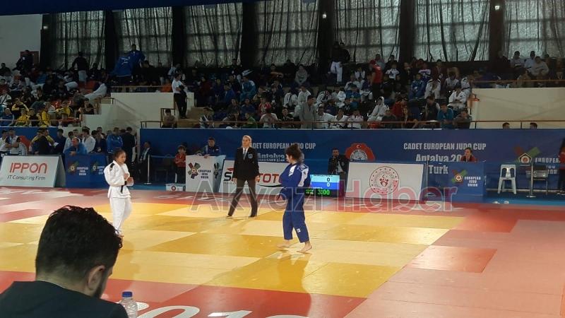 Akyazılı Zeynep ten Milli gurur