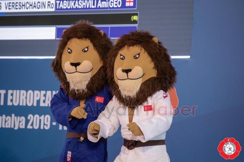 Akyazılı Zeynep ten Milli gurur