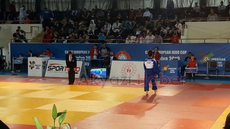 Akyazılı Zeynep ten Milli gurur