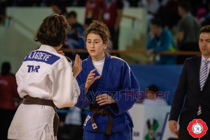 Akyazılı Zeynep ten Milli gurur