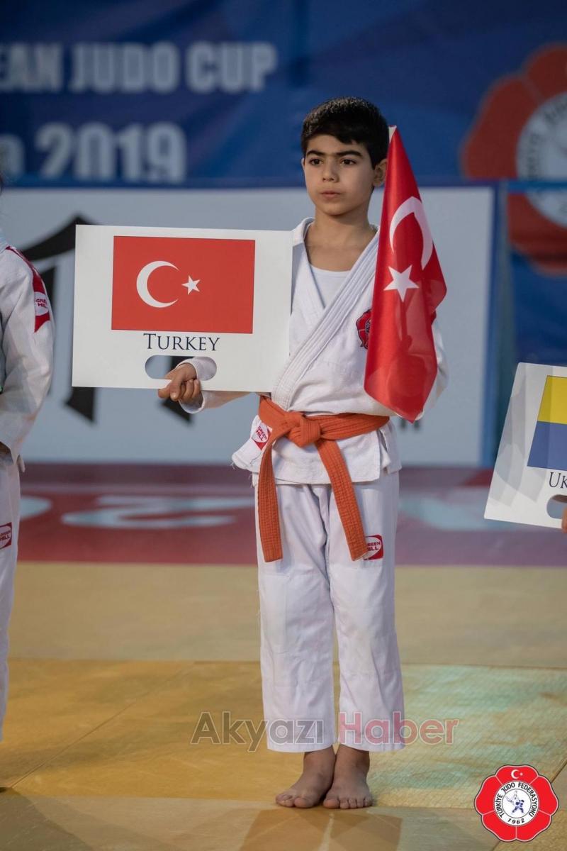 Akyazılı Zeynep ten Milli gurur