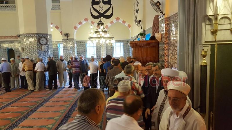 Akyazılılar Bayram Namazı İçin Camilere Akın Etti