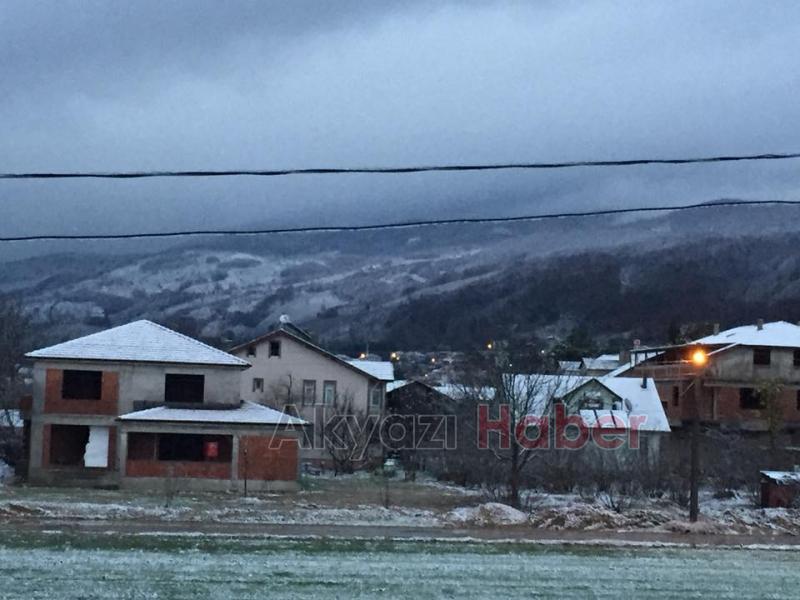 Akyazı’ya Yılın İlk Karı Yağdı