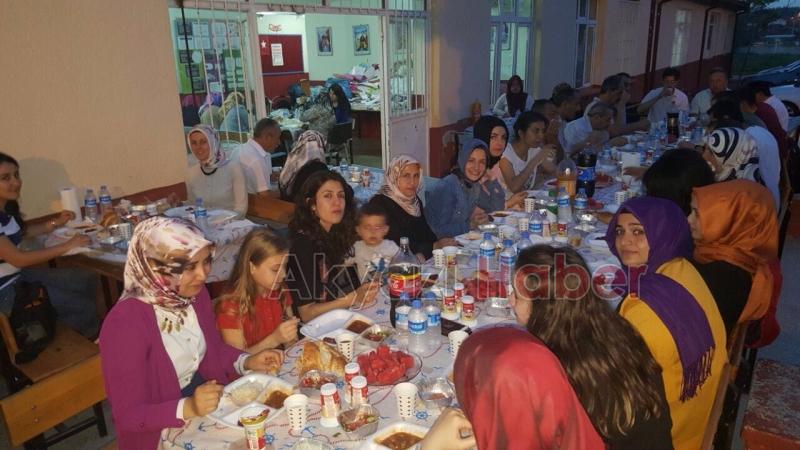Alaağaç Ortaokulu İftar Programı Düzenledi