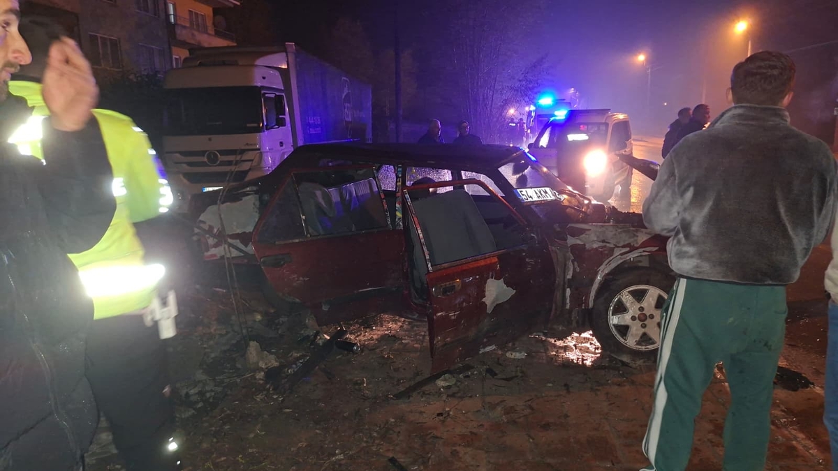 Alkollü Sollama Dehşeti: Otomobil Duvara Çarptı, 3 Yaralı