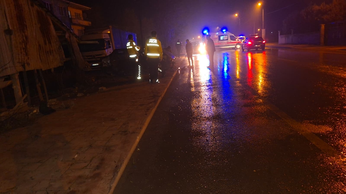 Alkollü Sollama Dehşeti: Otomobil Duvara Çarptı, 3 Yaralı