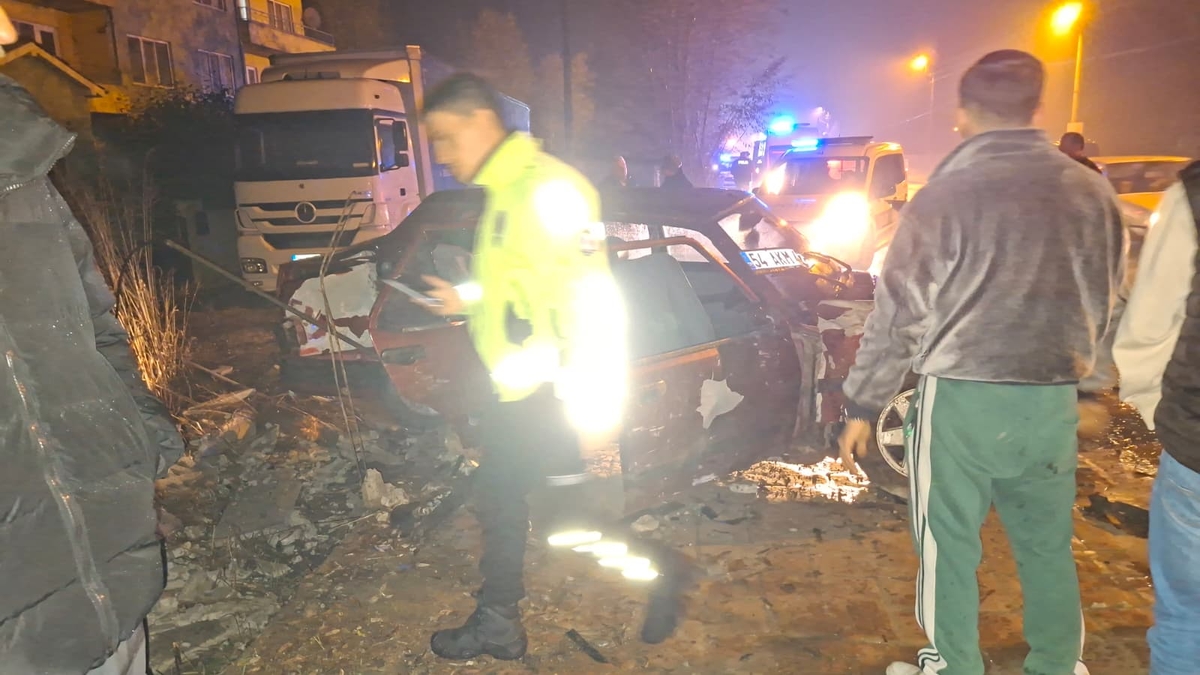 Alkollü Sollama Dehşeti: Otomobil Duvara Çarptı, 3 Yaralı