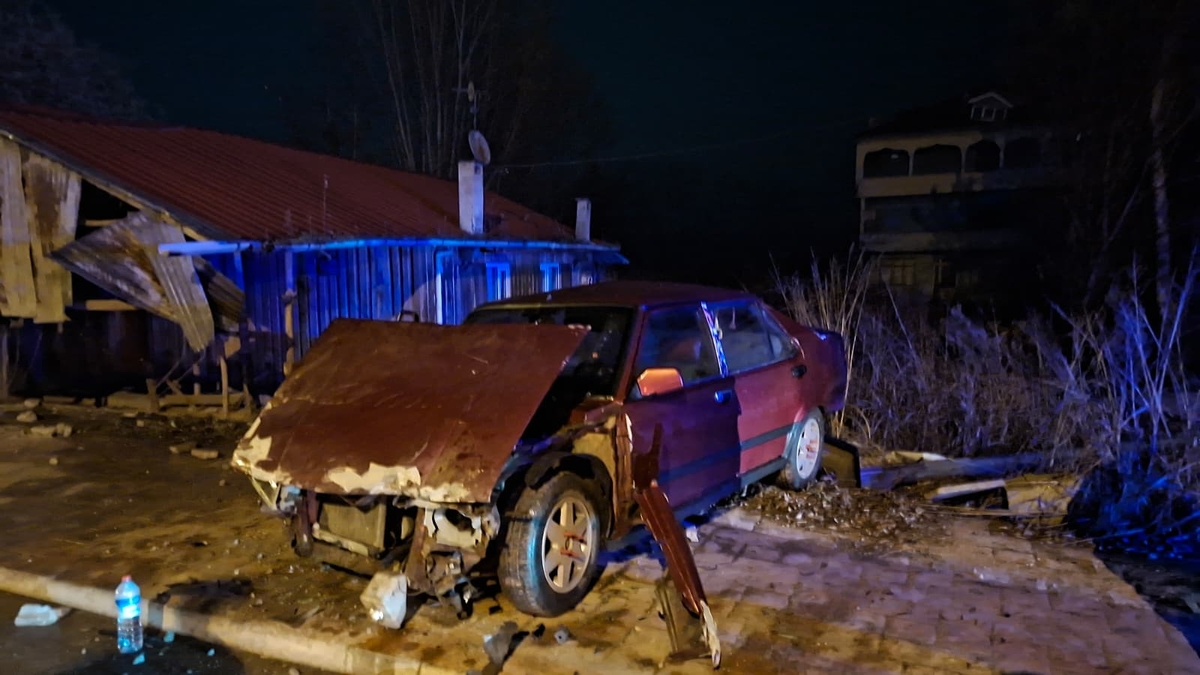 Alkollü Sollama Dehşeti: Otomobil Duvara Çarptı, 3 Yaralı