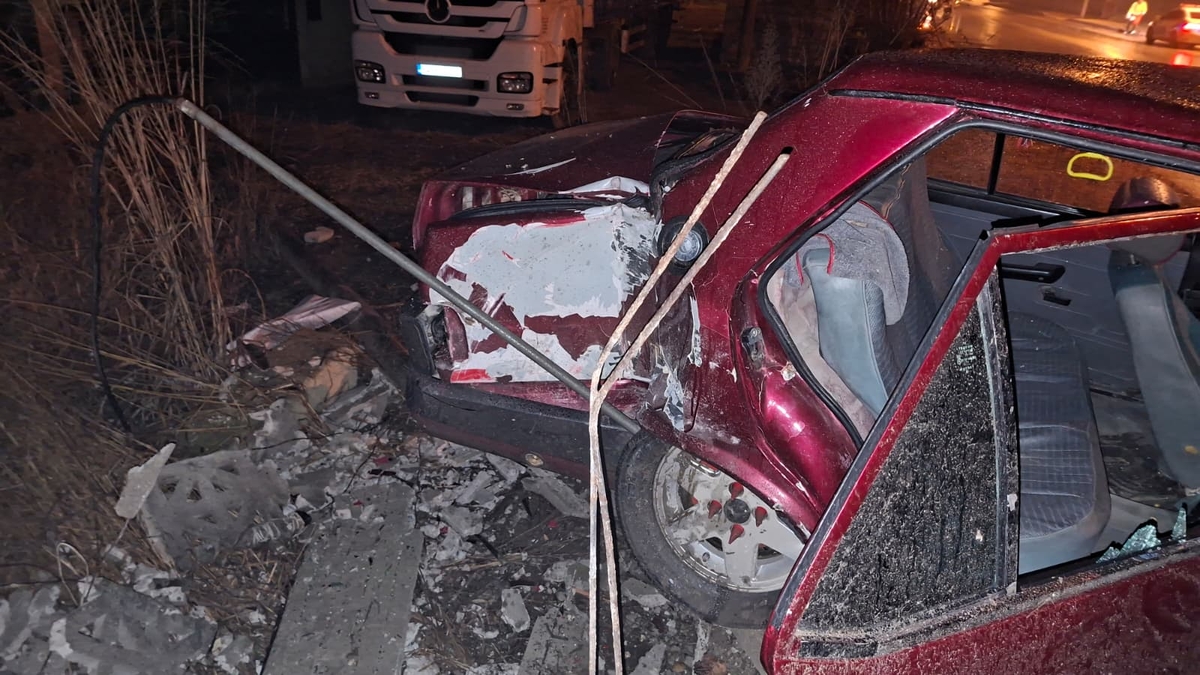 Alkollü Sollama Dehşeti: Otomobil Duvara Çarptı, 3 Yaralı