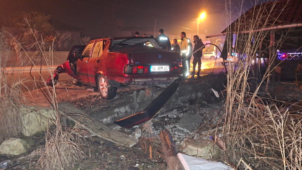 Alkollü Sollama Dehşeti: Otomobil Duvara Çarptı, 3 Yaralı