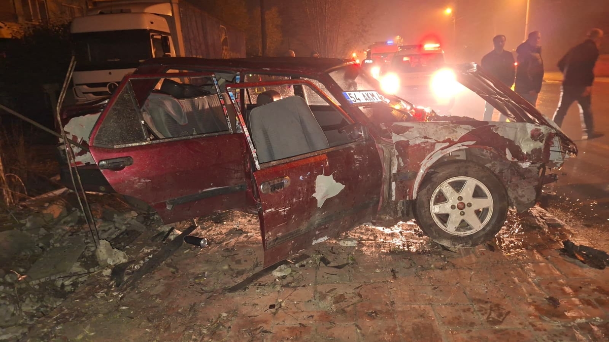 Alkollü Sollama Dehşeti: Otomobil Duvara Çarptı, 3 Yaralı