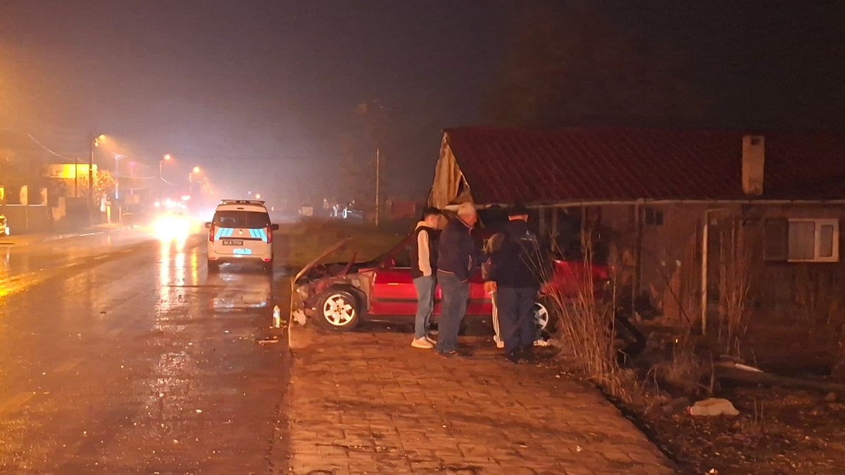 Alkollü Sollama Dehşeti: Otomobil Duvara Çarptı, 3 Yaralı