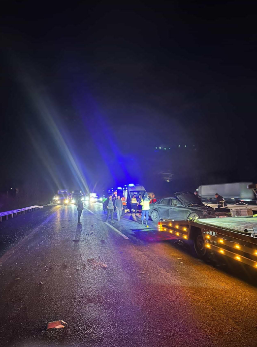 Alkollü sürücü minibüse çarptı: 1 ölü, 3 yaralı