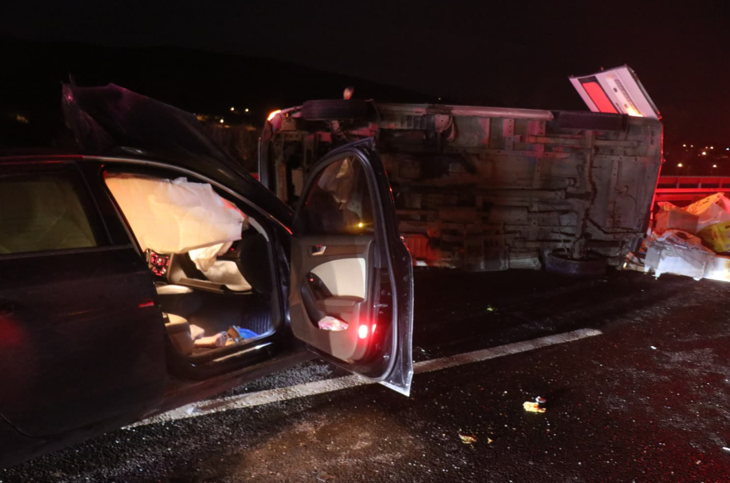 Alkollü sürücü minibüse çarptı: 1 ölü, 3 yaralı