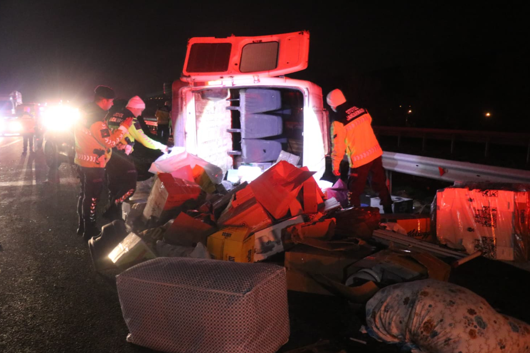 Alkollü sürücü minibüse çarptı: 1 ölü, 3 yaralı
