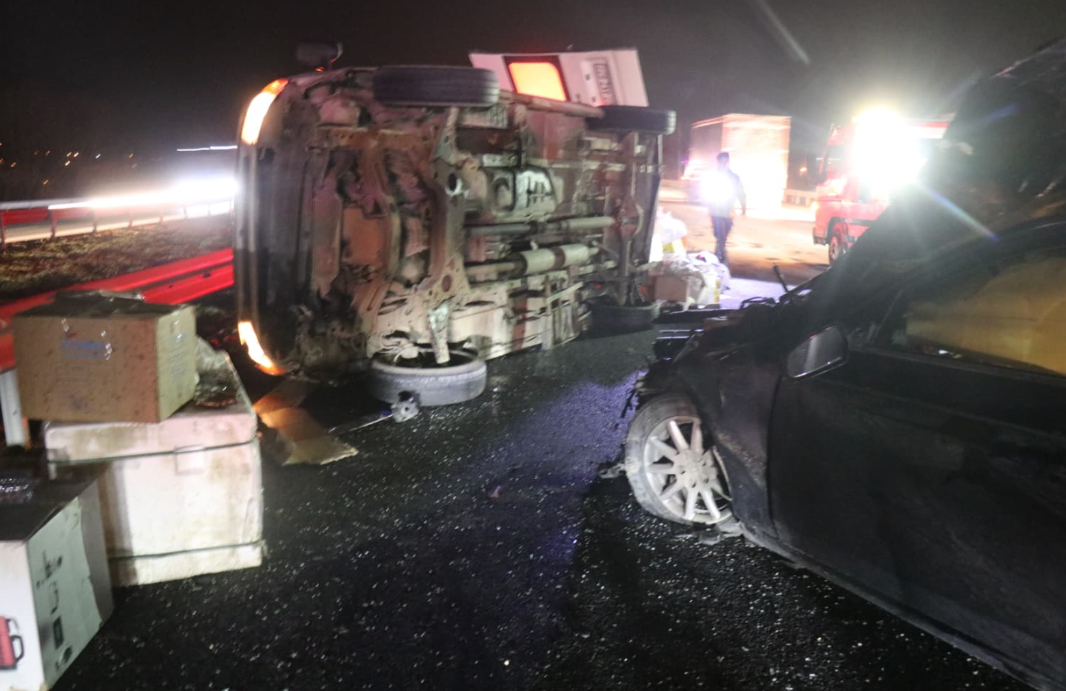 Alkollü sürücü minibüse çarptı: 1 ölü, 3 yaralı