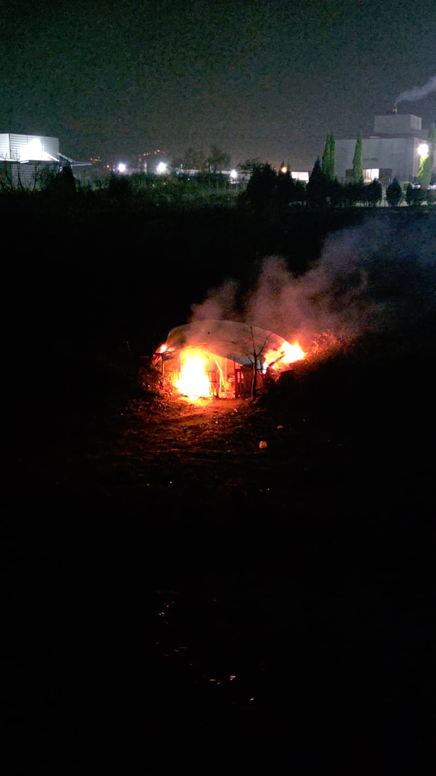 Alkollülerin mesken tuttuğu baraka yandı