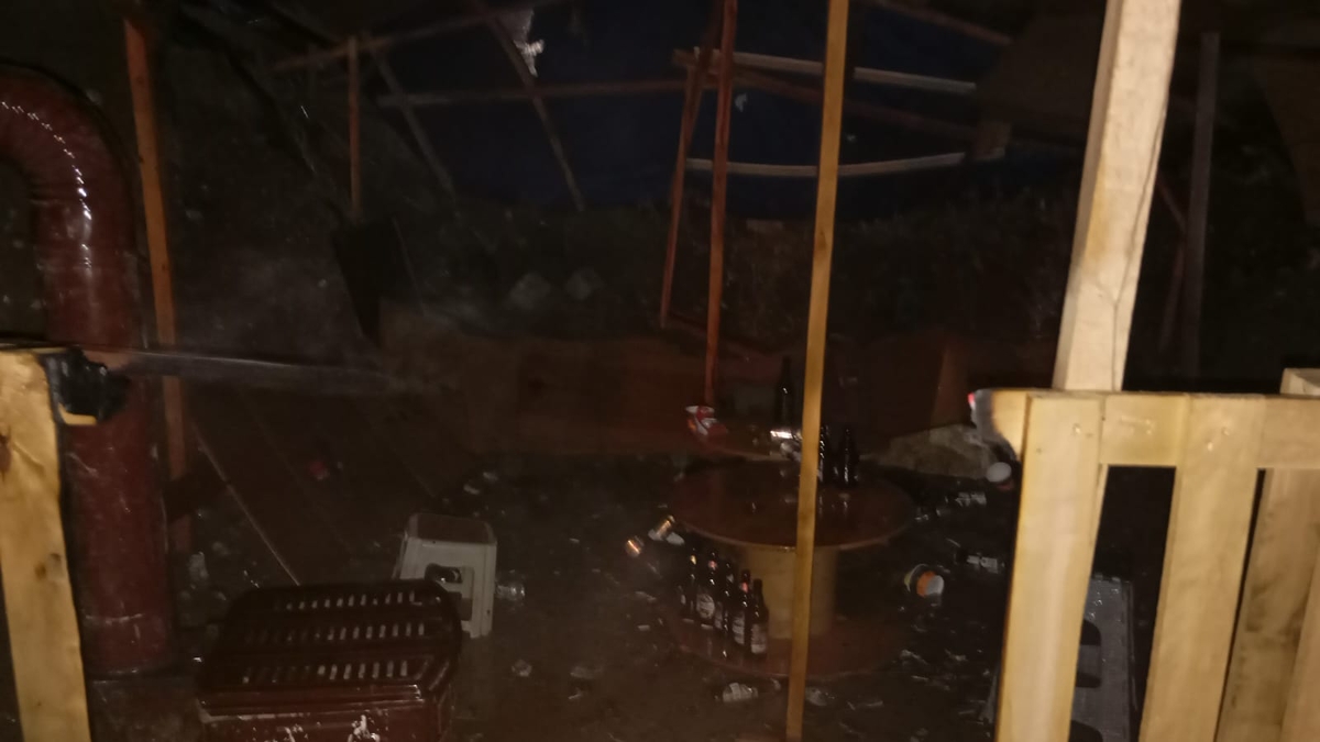 Alkollülerin mesken tuttuğu baraka yandı