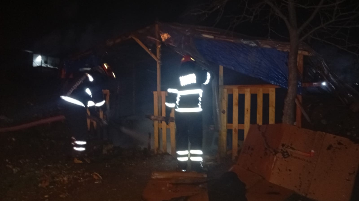 Alkollülerin mesken tuttuğu baraka yandı