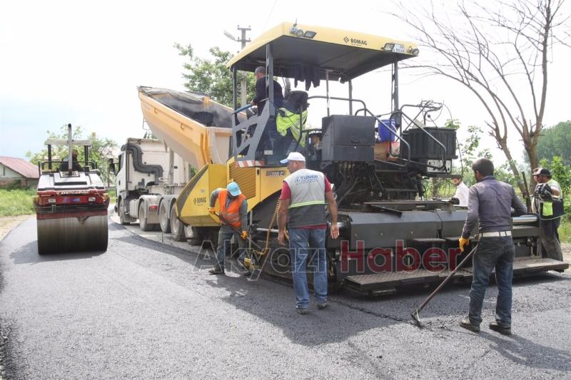 ALT YAPISI TAMAMLANAN YOLLARDA SICAK ASFALT SERİM ÇALIŞMASI BAŞLADI