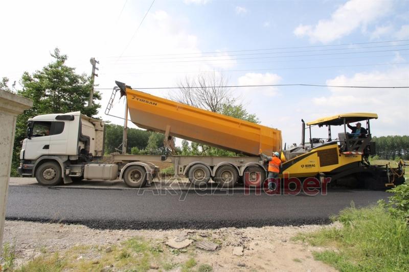 ALT YAPISI TAMAMLANAN YOLLARDA SICAK ASFALT SERİM ÇALIŞMASI BAŞLADI