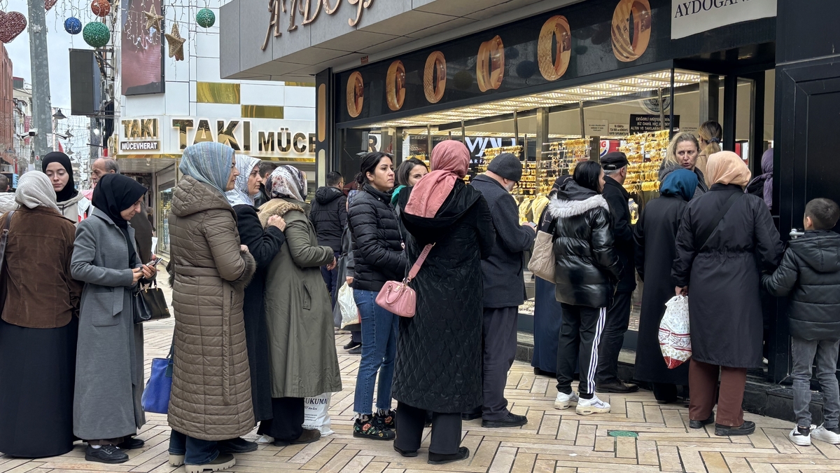 Altın almak için kuyruğa girdiler