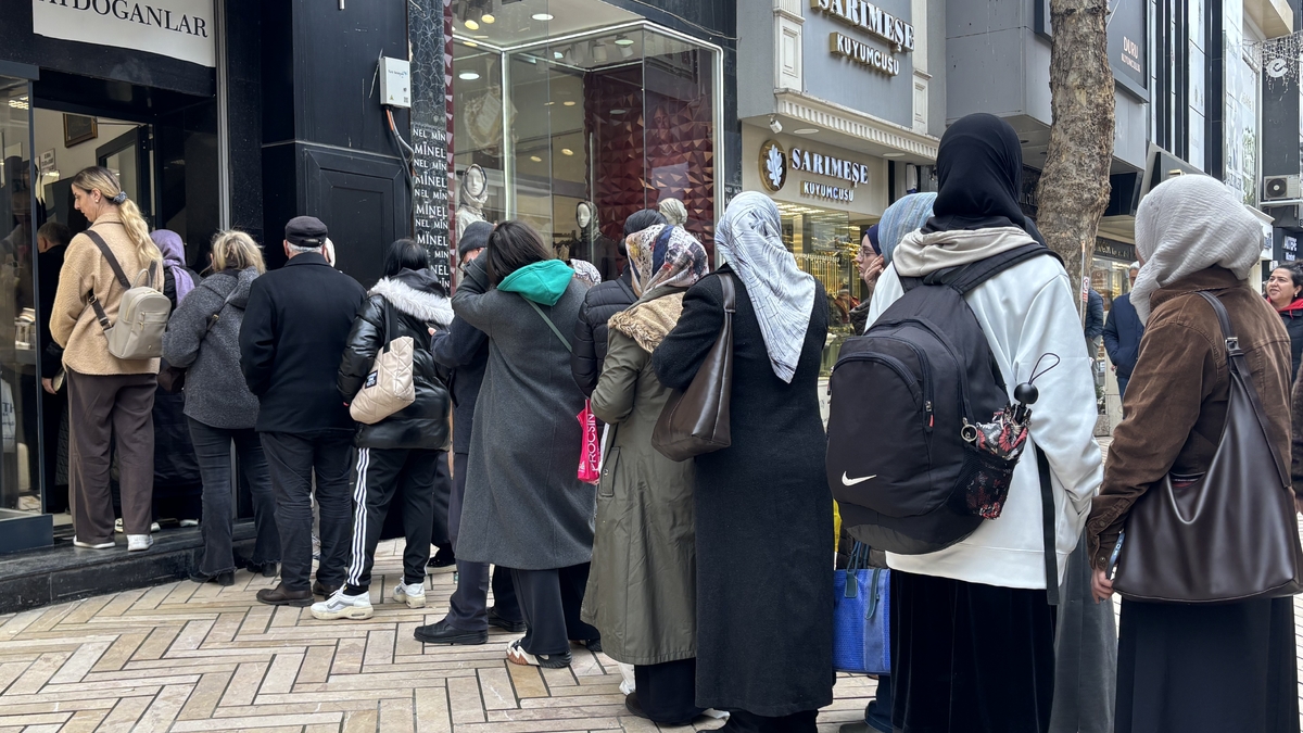 Altın almak için kuyruğa girdiler