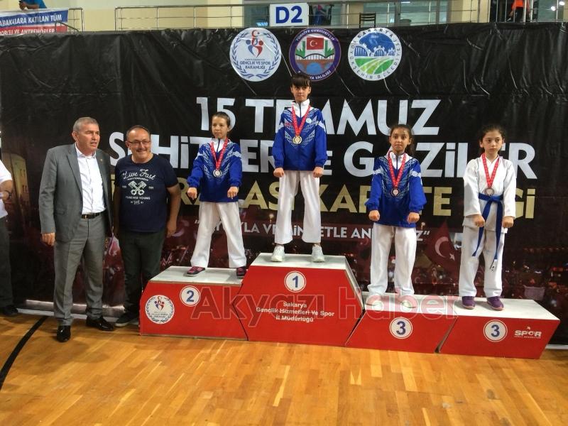 Altın Gençlerden boş yok