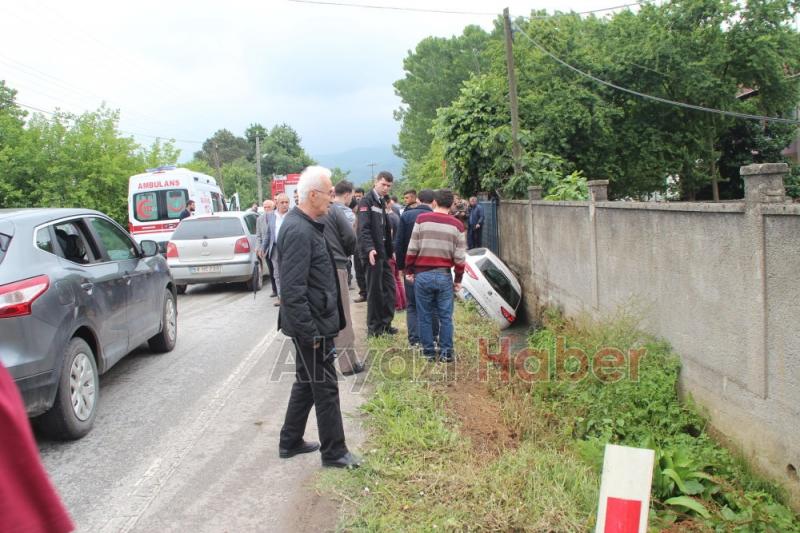 Altındere Yolunda Otomobil Kanala Uçtu