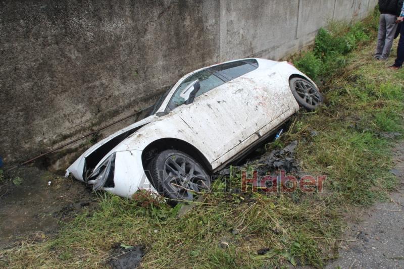 Altındere Yolunda Otomobil Kanala Uçtu