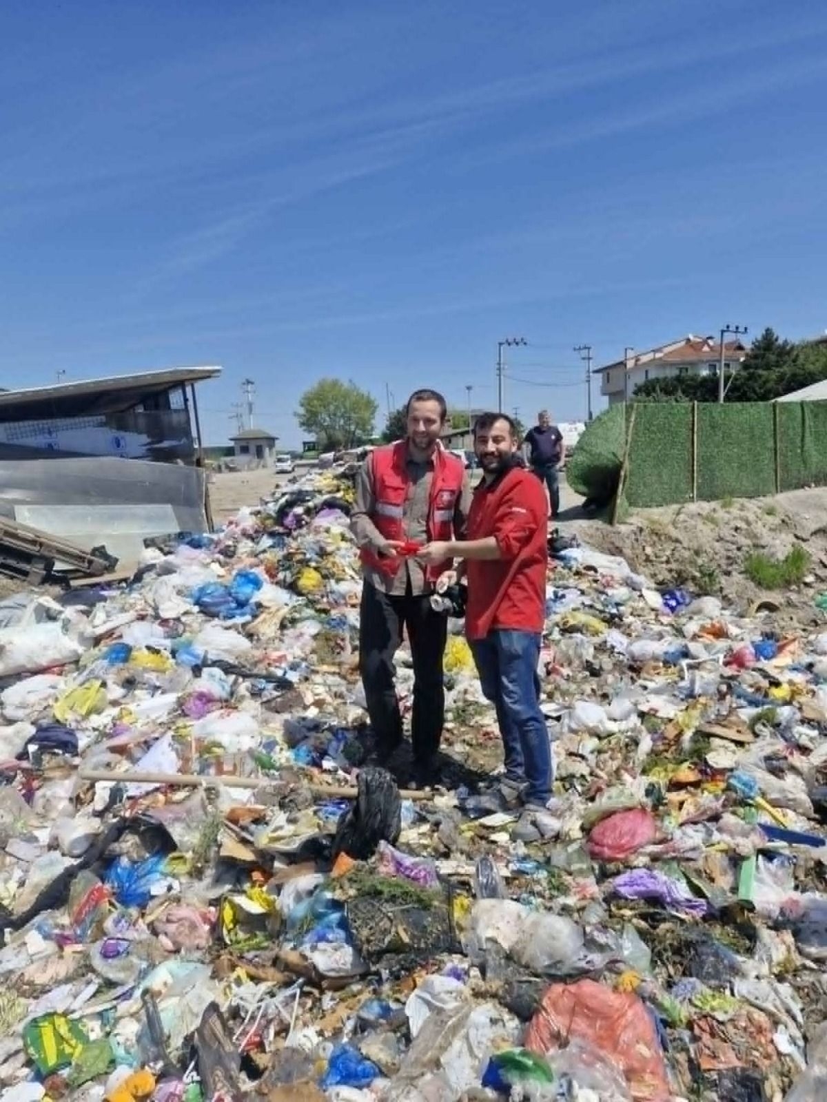 Altınları yanlışlıkla çöpe attılar