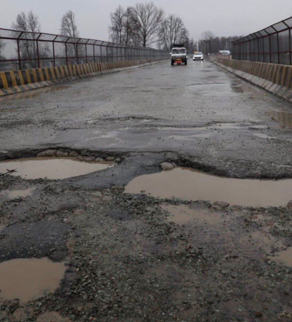 Ambulans çukura düştü, kadın hayata döndü