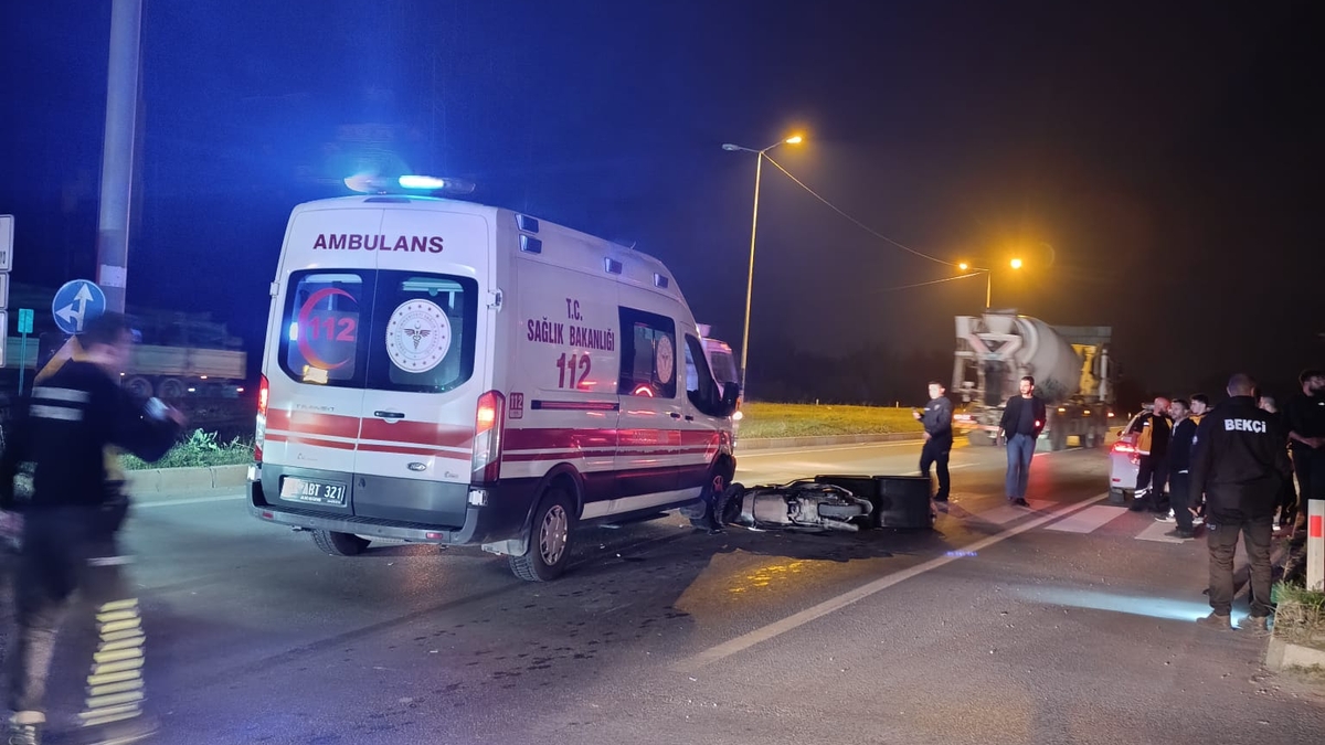 Ambulans ile moto kurye çarpıştı