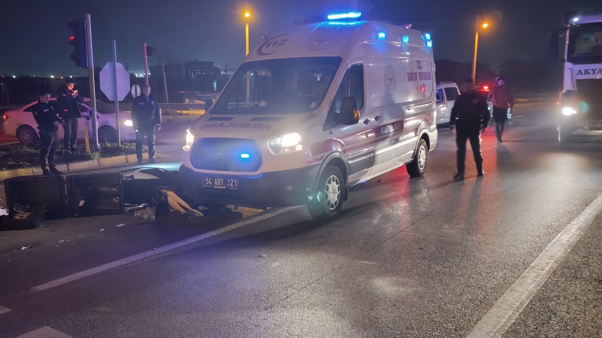 Ambulans ile moto kurye çarpıştı