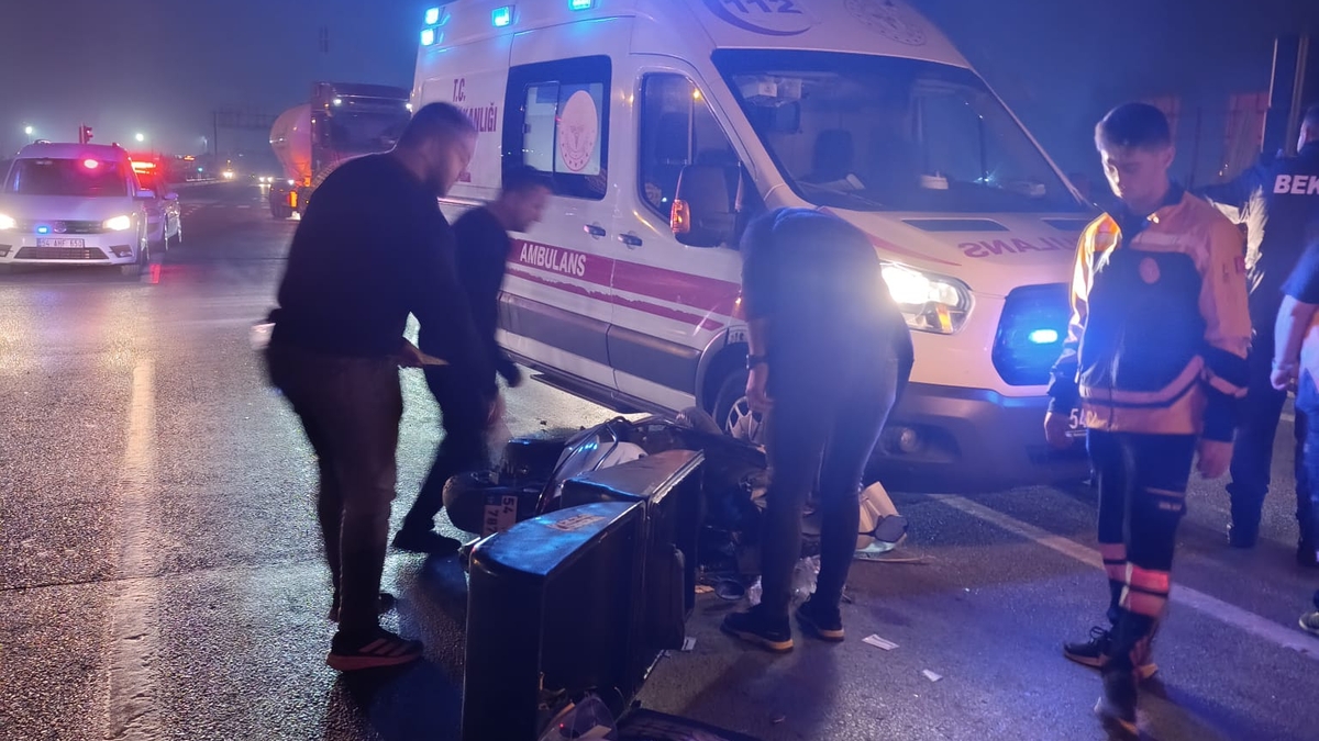 Ambulans ile moto kurye çarpıştı