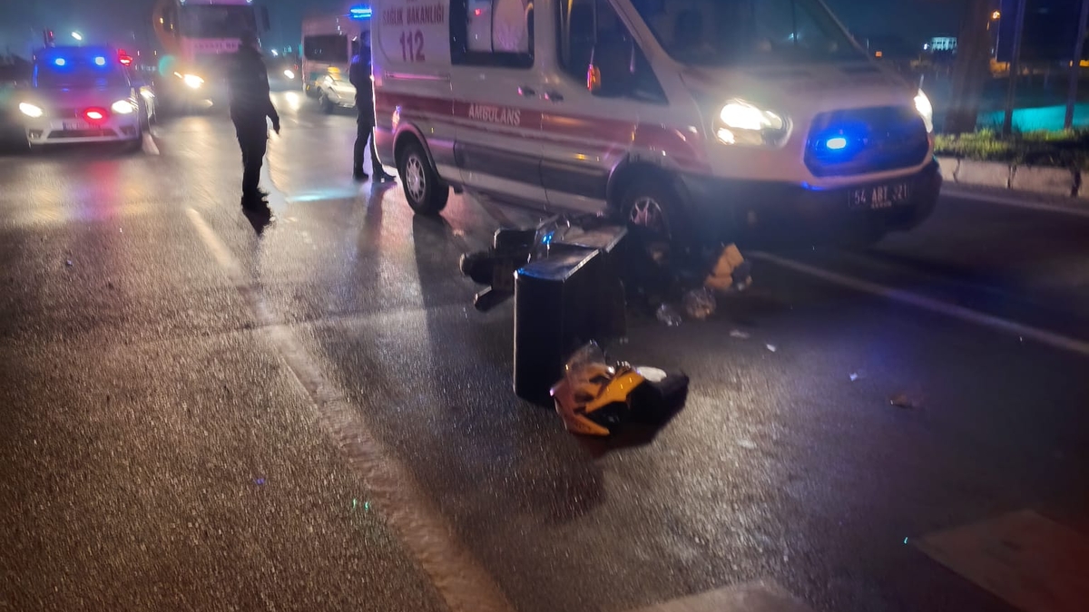 Ambulans ile moto kurye çarpıştı