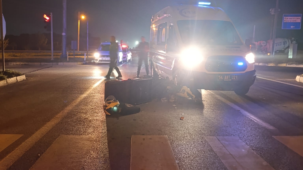 Ambulans ile moto kurye çarpıştı
