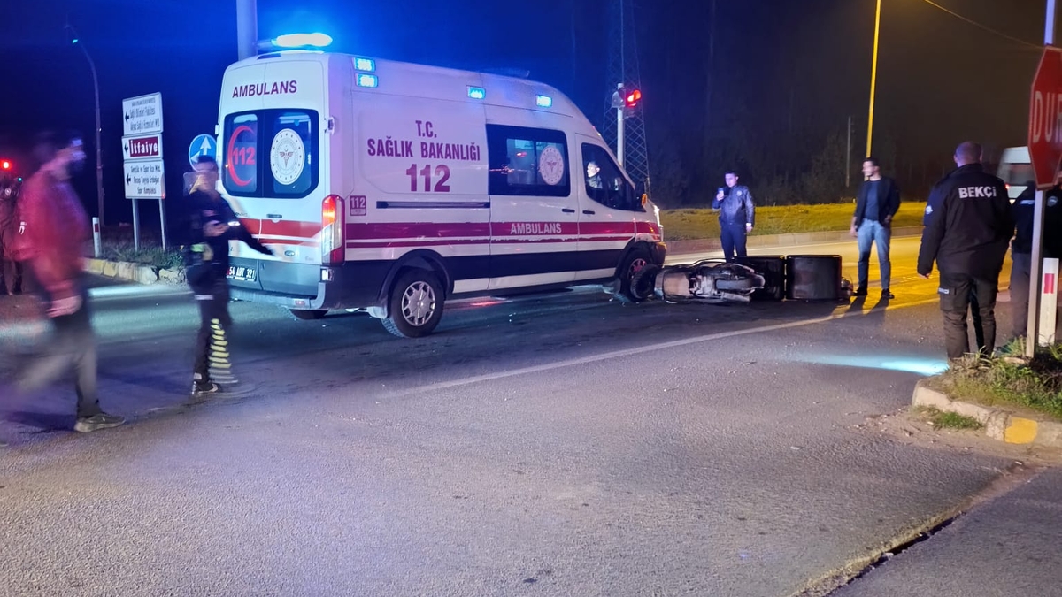 Ambulans ile moto kurye çarpıştı