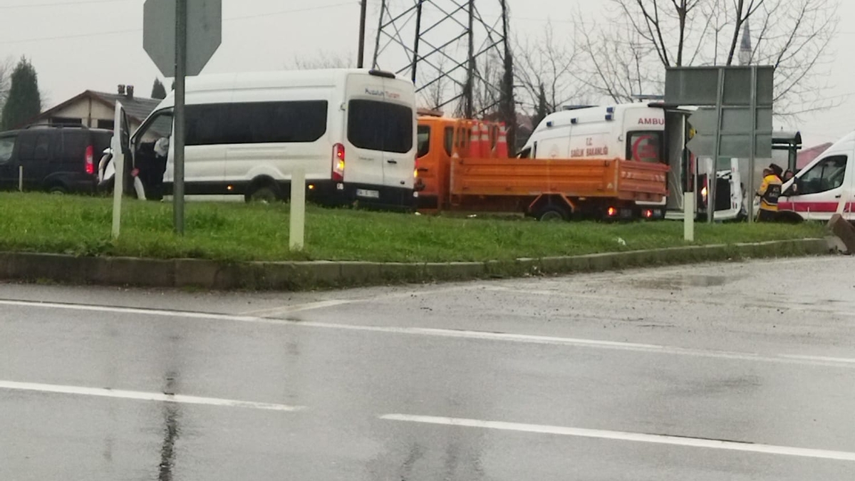 Ambulans ve işçi servisinin çarpıştı: 11 yaralı var