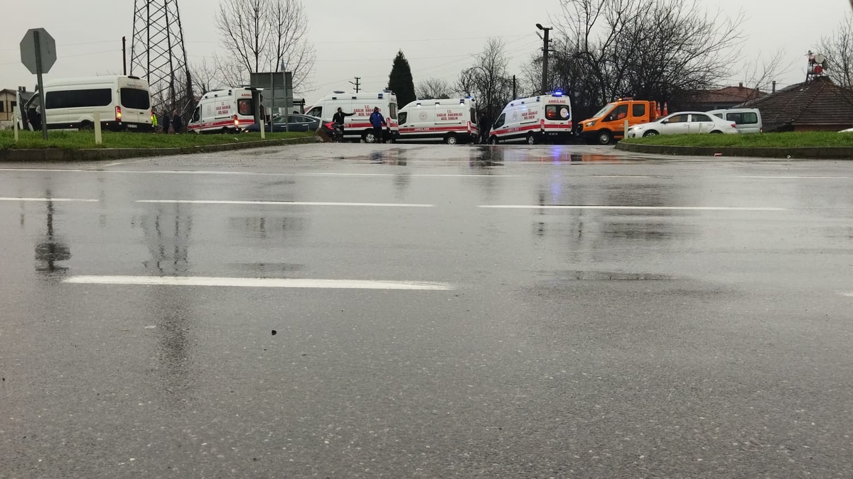 Ambulans ve işçi servisinin çarpıştı: 11 yaralı var