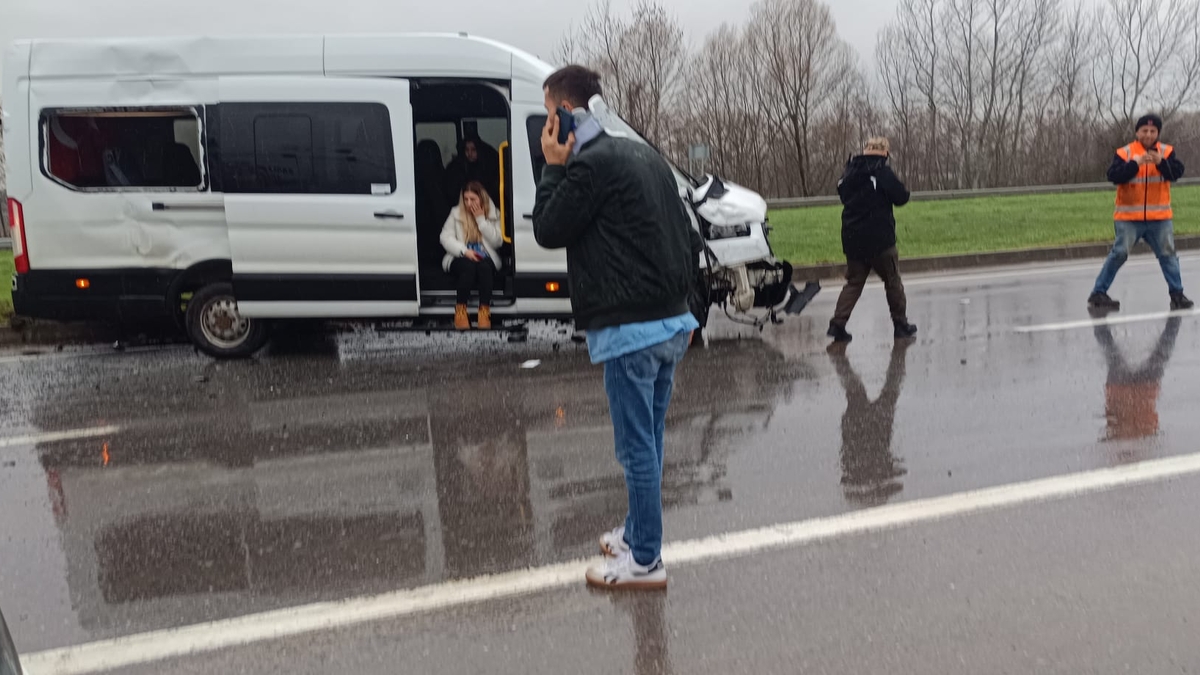 Ambulans ve işçi servisinin çarpıştı: 11 yaralı var