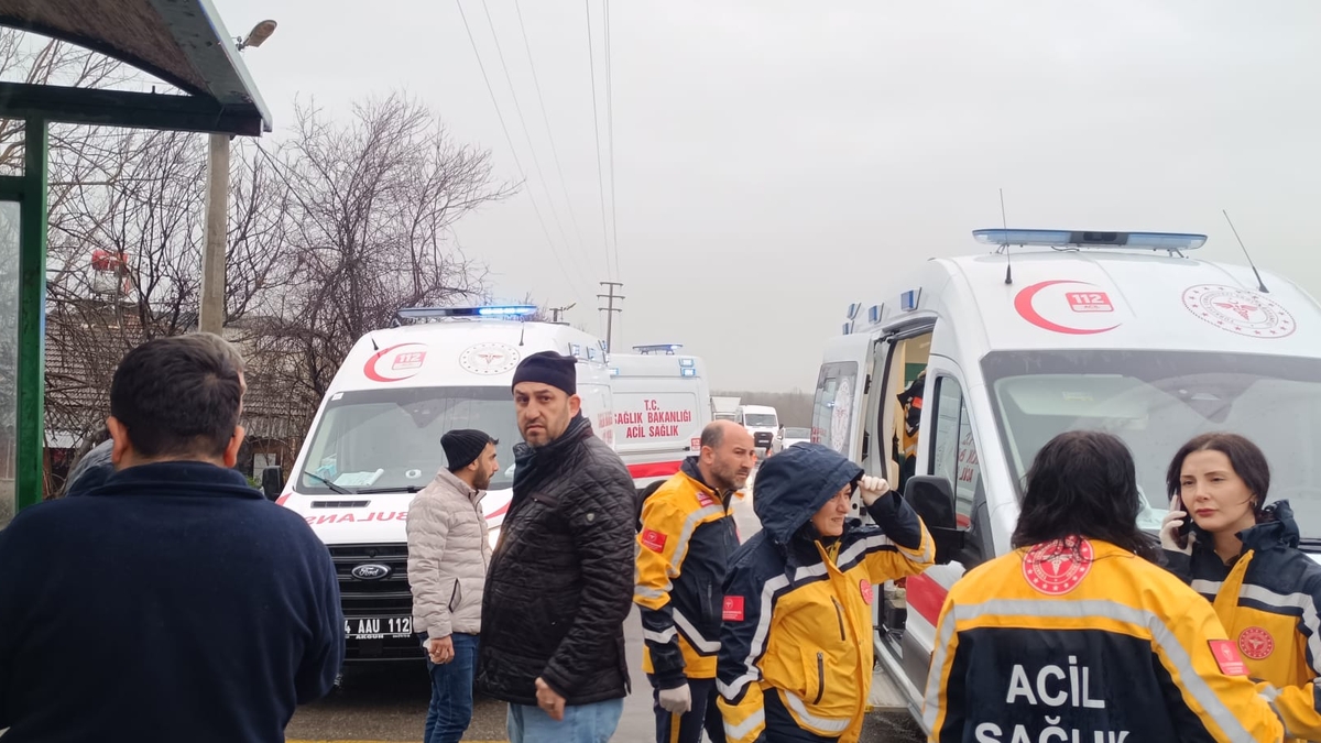 Ambulans ve işçi servisinin çarpıştı: 11 yaralı var